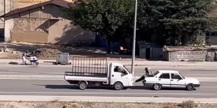 Yolda kalan aracı ayaklarıyla itti