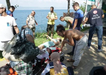 Elektrikli bisiklet denize uçtu:3 kişi yaralandı