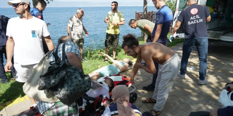 Elektrikli bisiklet denize uçtu:3 kişi yaralandı