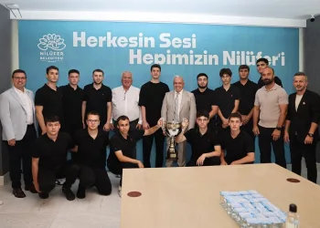 Şampiyonluk sevincini Başkan Şadi Özdemir’le paylaştılar