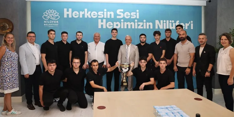 Şampiyonluk sevincini Başkan Şadi Özdemir’le paylaştılar