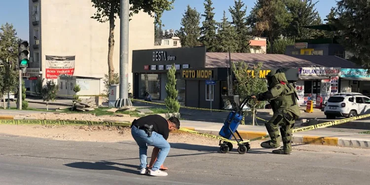 Valilik karşısında şüpheli paket paniği