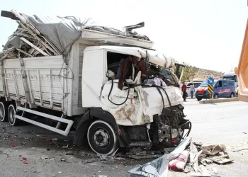 Hurdaya dönen kamyonetten sağ çıktı