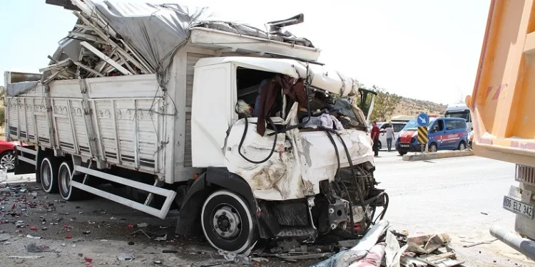 Hurdaya dönen kamyonetten sağ çıktı