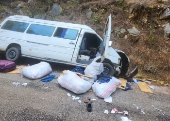 Freni boşalan minibüs kayaya çarpıp devrildi: 3’ü çocuk 6 yaralı