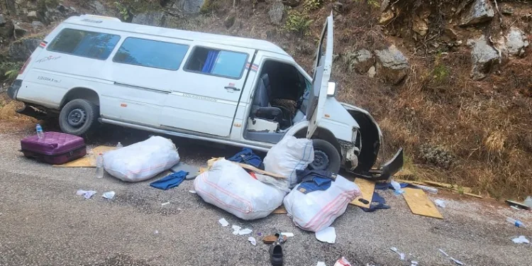 Freni boşalan minibüs kayaya çarpıp devrildi: 3’ü çocuk 6 yaralı