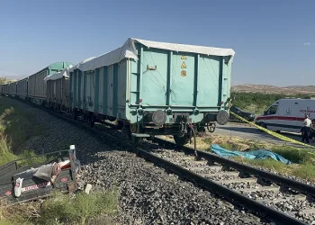 Yük treni çapa motoruna çarptı, anne ve 2 çocuğu hayatını kaybetti
