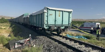 Yük treni çapa motoruna çarptı, anne ve 2 çocuğu hayatını kaybetti