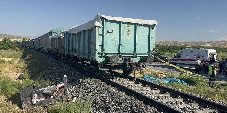 Yük treni çapa motoruna çarptı, anne ve 2 çocuğu hayatını kaybetti