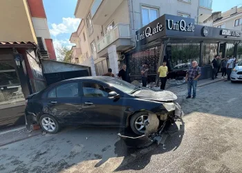 Bursa’da kontrolden çıkan otomobil 2 kafeye çarptı