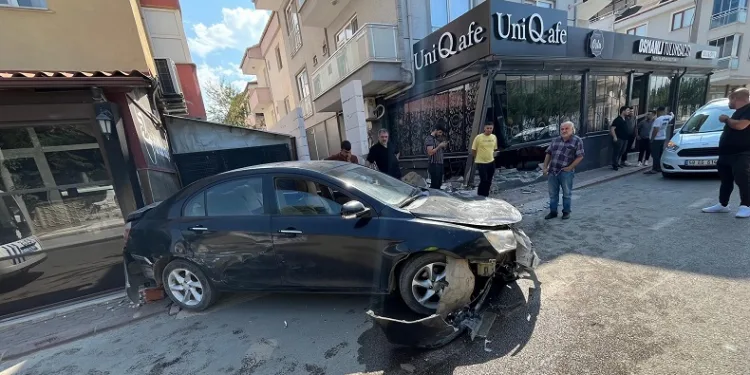 Bursa’da kontrolden çıkan otomobil 2 kafeye çarptı