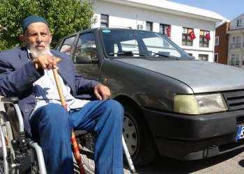 Isparta’da yalnız yaşayan Kadir amca, otomobilini şehit ve gaziler derneğine bağışladı