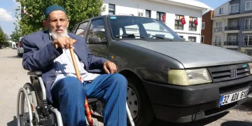 Isparta’da yalnız yaşayan Kadir amca, otomobilini şehit ve gaziler derneğine bağışladı