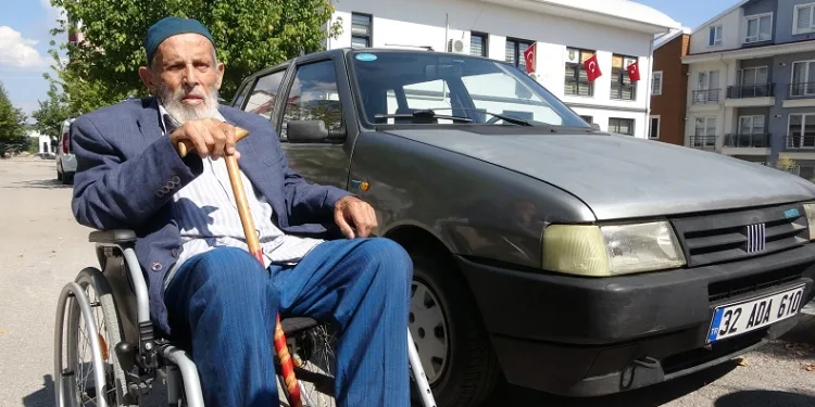 Isparta’da yalnız yaşayan Kadir amca, otomobilini şehit ve gaziler derneğine bağışladı