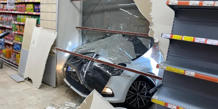 Kontrolden çıkan otomobil markete daldı