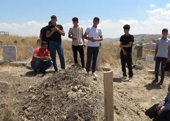 Baraj gölünde aile yan yana defnedildi