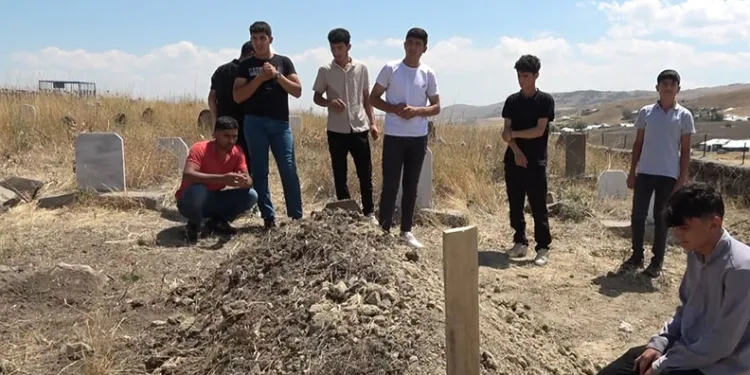 Baraj gölünde aile yan yana defnedildi