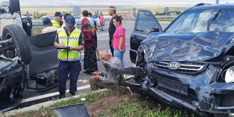 Ardahan’da kamyonet ile otomobil çarpıştı: 7 yaralı