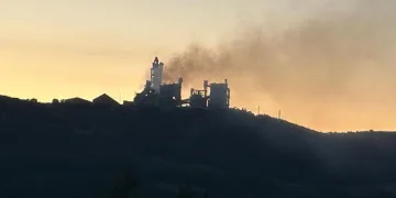 Çimento fabrikasının dumanı köylüleri bezdirdi
