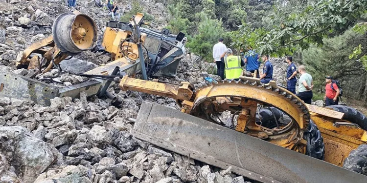 İzmir’de iş makinesi uçuruma yuvarlandı, operatör can verdi
