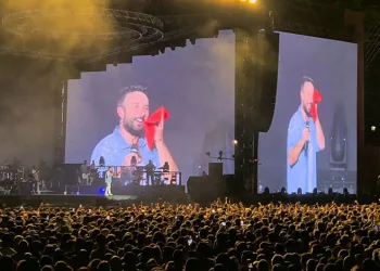Tarkan, terini sildiği havluyu hayranlarına attı