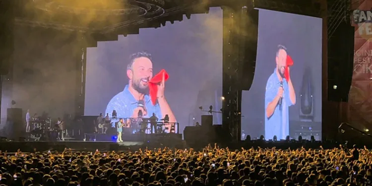 Tarkan, terini sildiği havluyu hayranlarına attı