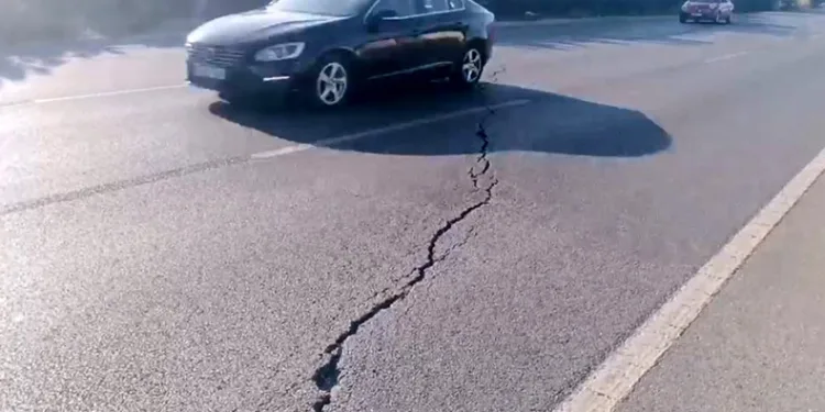 Mudanya yolundaki büyük çatlaklar korkutuyor