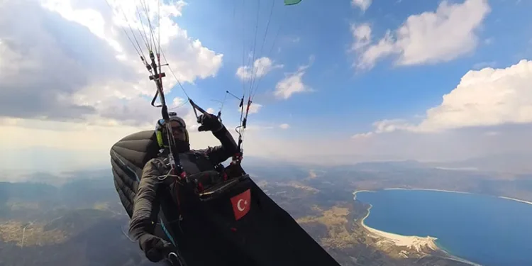 121 kilometre uçan sporcular Burdur’a iniş yaptı