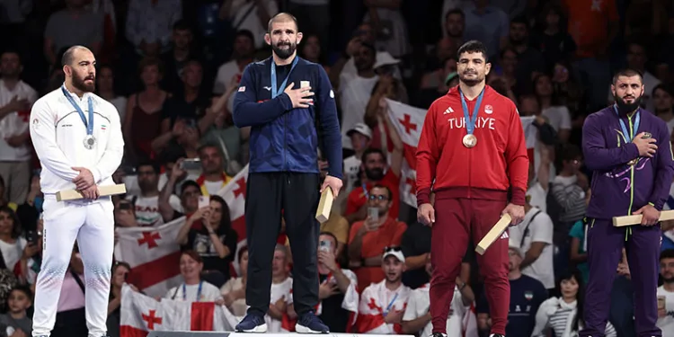 Taha Akgül, bronz madalyayla güreşi bıraktı