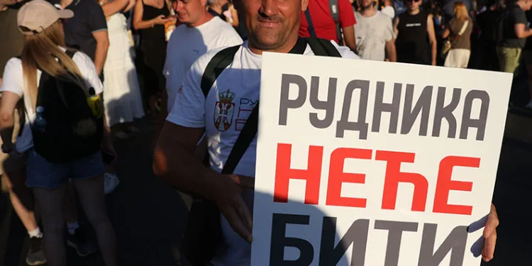 Sırbistan’da binlerce kişi lityum madeni projesini protesto etti