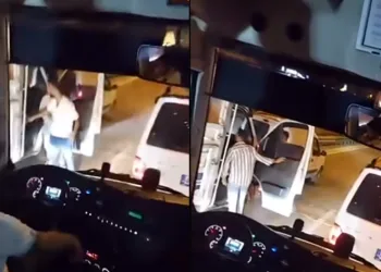 Boş olan trafikte yol için kavga ettiler