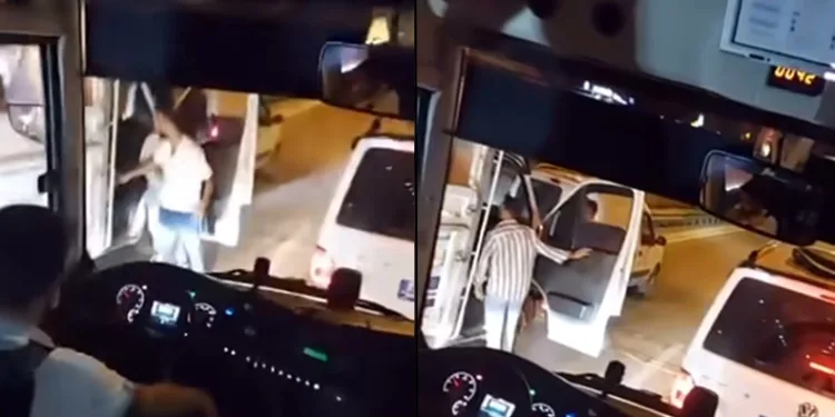 Boş olan trafikte yol için kavga ettiler