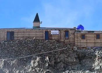 ‘Uçurumdaki mescit’ ziyaretçilerini hayran bırakıyor