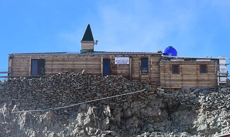 ‘Uçurumdaki mescit’ ziyaretçilerini hayran bırakıyor