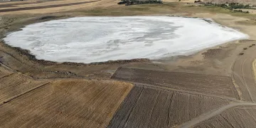 Tamamen kuruyan gölden geriye tuz tabakası kaldı