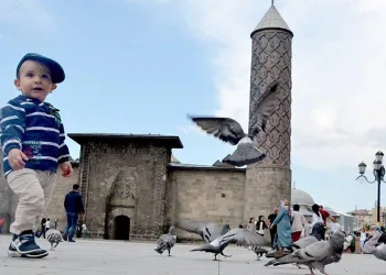 “Sıcak havalarda bol, hafif ve açık renkli giyinin”