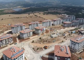 Depremzedeler yeni yuvalarının kapılarını açıyor