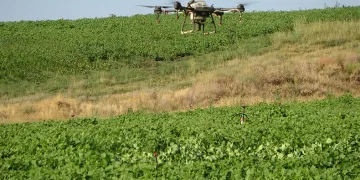 Bitlis’te çiftçiler tasarruf için ilaçlamayı drone ile yapıyor