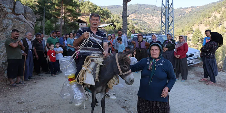 Susuz kalan köylü eşek ve katır ile su taşıyor