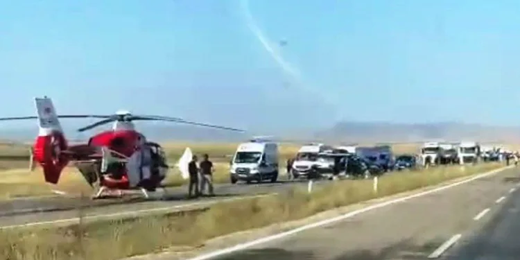 Tır ile minibüs çarpıştı: 1 ölü, 5 yaralı