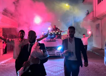 Çekici ve iş makinesiyle kız isteyeme geldi