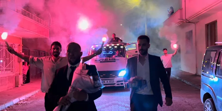 Çekici ve iş makinesiyle kız isteyeme geldi