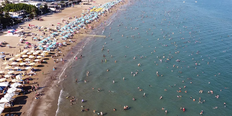 Deniz sıcaklığı 32 derece: Kızkalesi’nde tatilci yoğunluğu