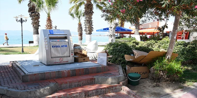 Kuşadası Belediyesi’nden çevre temizliği uyarısı