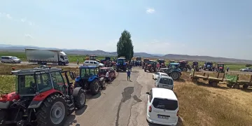 Tarlalarını sulayamayan çiftçiler, traktörlerle yol kapattı