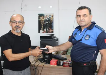 Minibüste unutulan cüzdan sahibine teslim edildi