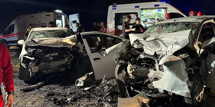 Rize’de iki otomobil kafa kafaya çarpıştı: 2 ölü