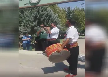 Direksiyon sınavını geçen eşini davul zurnayla karşıladı
