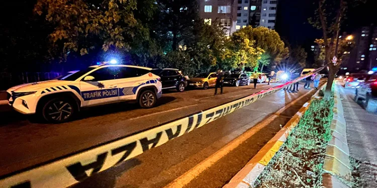 Caddede yürüyen genç, silahlı saldırıya uğradı