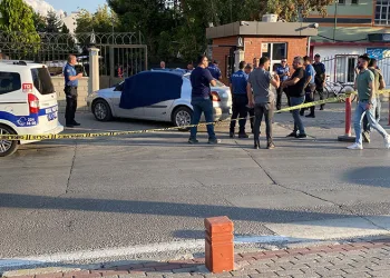 Boşanma aşamasındaki eşini bıçaklayarak öldürdü